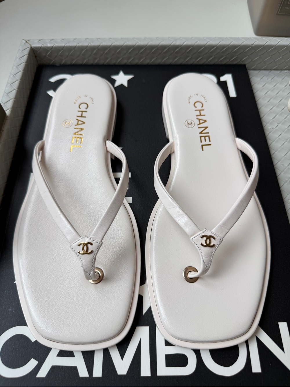 Chanel 2026 MÉTIERS D’ART Ivory White Leather Gold CC Logo Flip Flop Slide Thong